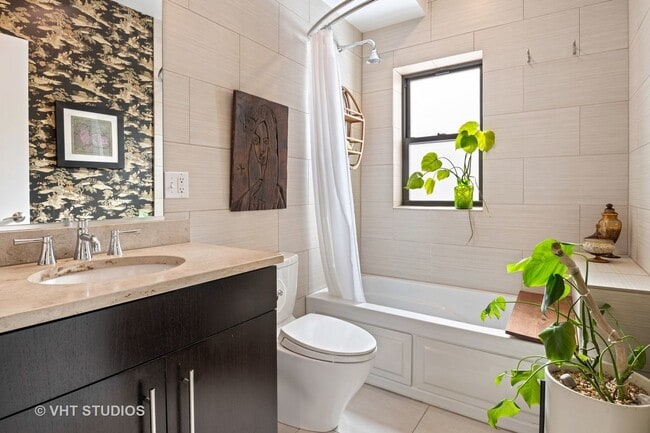 Building Photo - 1454 W Roscoe St