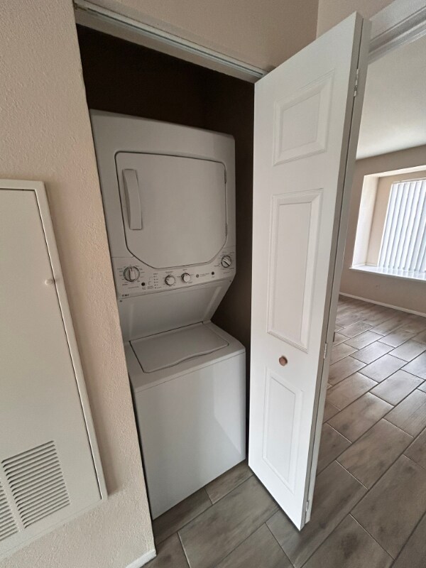 Building Photo - 7300 W Pirates Cove Rd