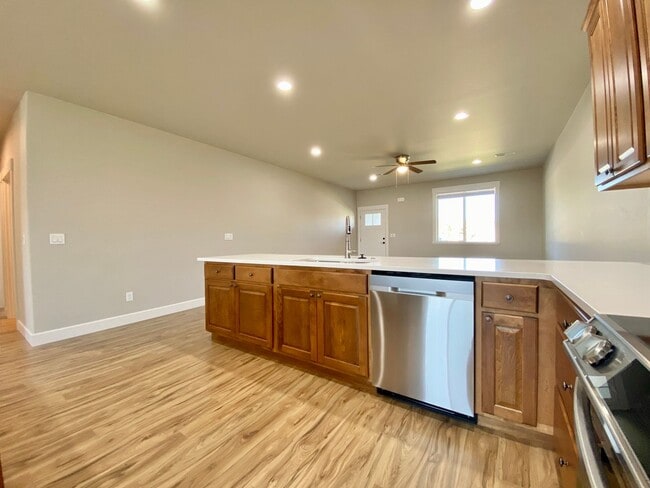 Building Photo - Gorgeous 3 Bedroom Home in West Valley