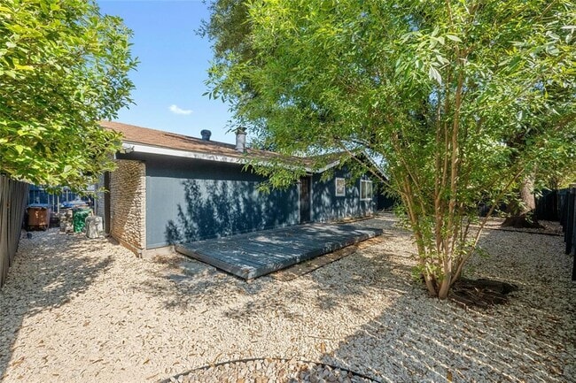 Building Photo - 10305 Leaning Willow Dr