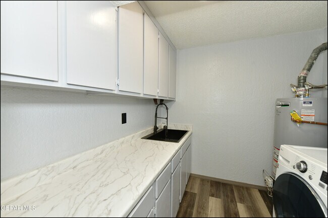 Building Photo - 5900 Mira Hermosa Dr