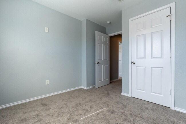 Building Photo - 6918 Crestway Dr