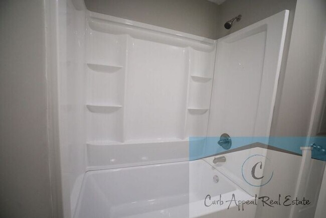 Building Photo - Fully renovated 2 bed 2 bath townhouse