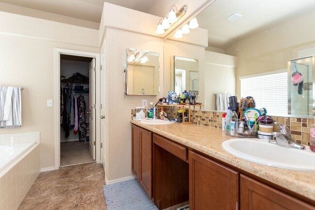 Building Photo - Spacious 6-Bedroom Home in Lorson Ranch!