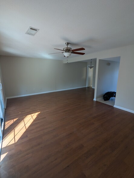 Living room - 201 Heritage Cir