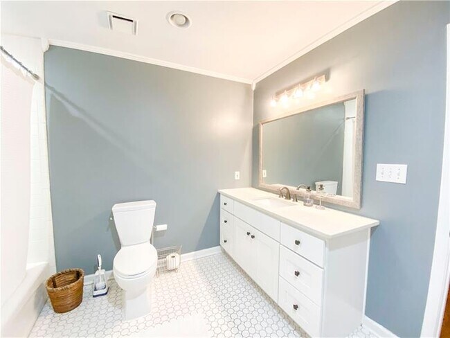 Building Photo - 1026 St Charles Ave NE