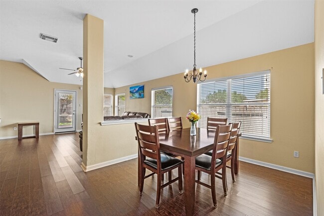 Building Photo - 511 Plantain Ln