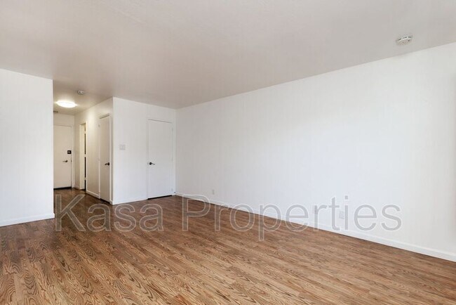 Building Photo - 370 Staten Ave