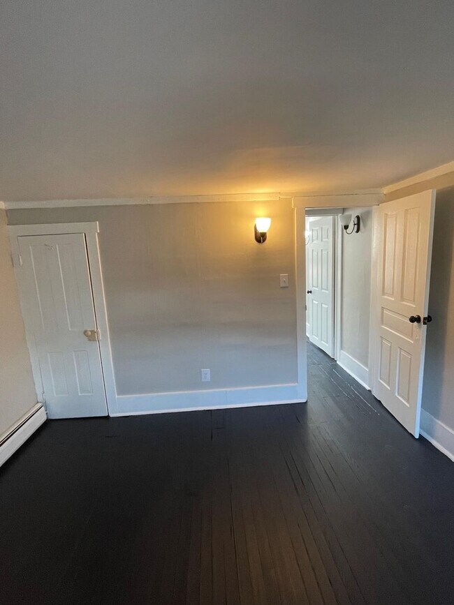 Building Photo - Newly Renovated 3BR Home – Move-In Ready