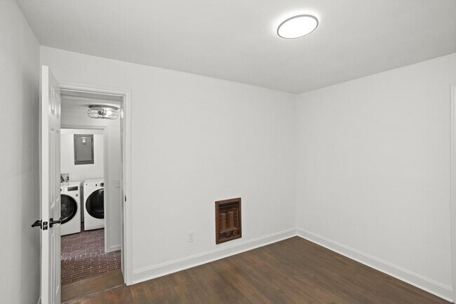 Building Photo - 1001 Horseshoe Dr
