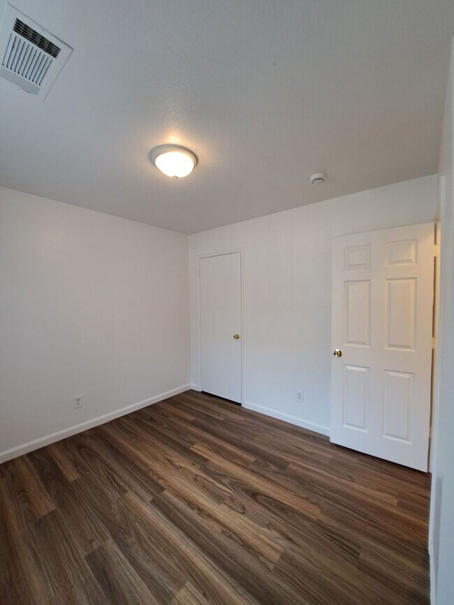 Building Photo - Single Level 3BR Home w/ Backyard Ready to...