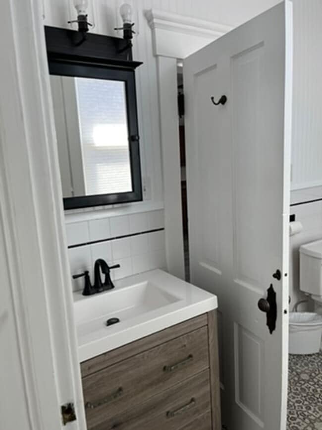 Building Photo - 3 Bed 1 Bath Single Family Home Close to H...