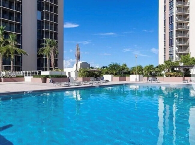 Building Photo - 20379 W Country Club Dr