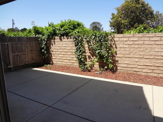 Building Photo - Lovely Low-Income Townhome near Waller Park!