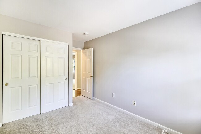 Building Photo - FENCED IN YARD!!!  Beautiful 4/3 UPDATED SF Home in Gaithersburg
