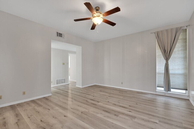 Building Photo - Charming 2 Bedroom Condominum