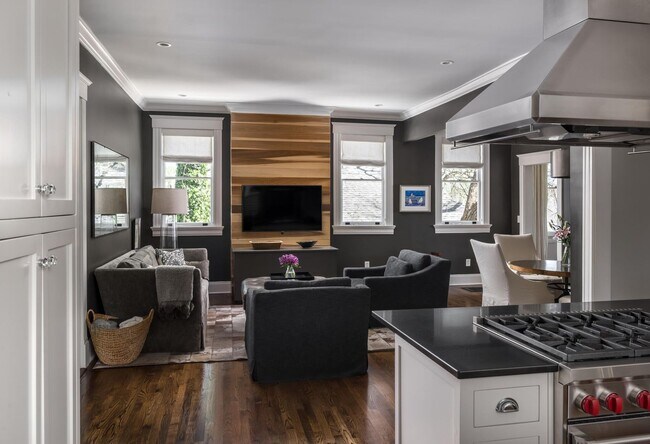 Building Photo - Elegant Fully Furnished 4BR/3.2BA Classic ...