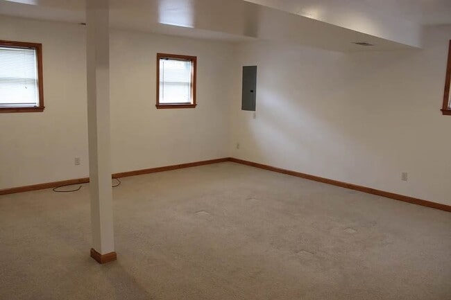 Building Photo - 35 Catalpa Dr