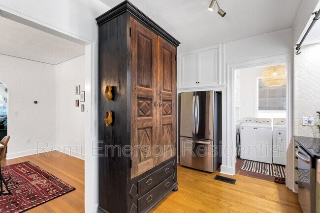 Building Photo - 732 Edgewater Dr