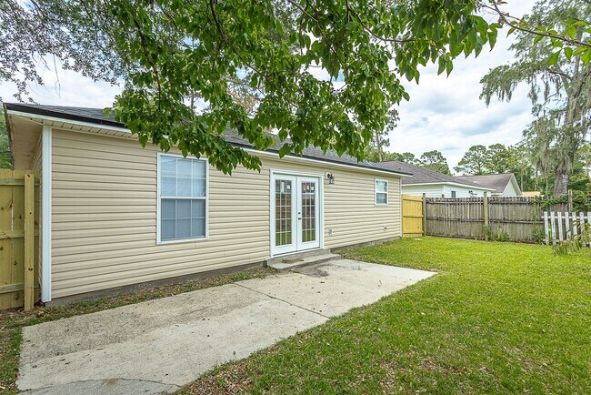Building Photo - House In Crawfordville for Rent