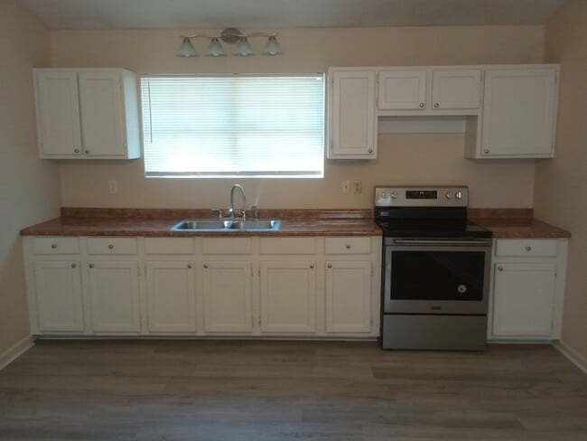 Building Photo - 3 Bedroom 2 Bathrooms