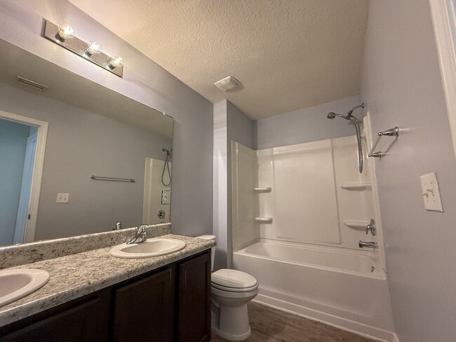 Building Photo - 4 bedroom, 2.5 bath home centrally located...