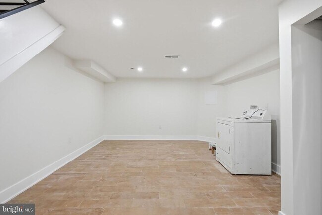 Building Photo - 512 S Yewdall St