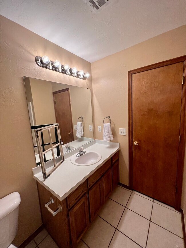 Building Photo - Beautifully Updated 3 Bedroom, 2 Bath Home with two Bonus Spaces!