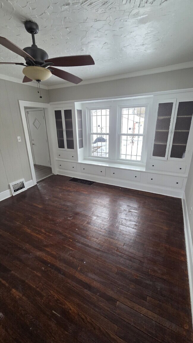 Building Photo - Coming Soon: 4 Bedroom 2 Bath - Split Level Single Family Home!