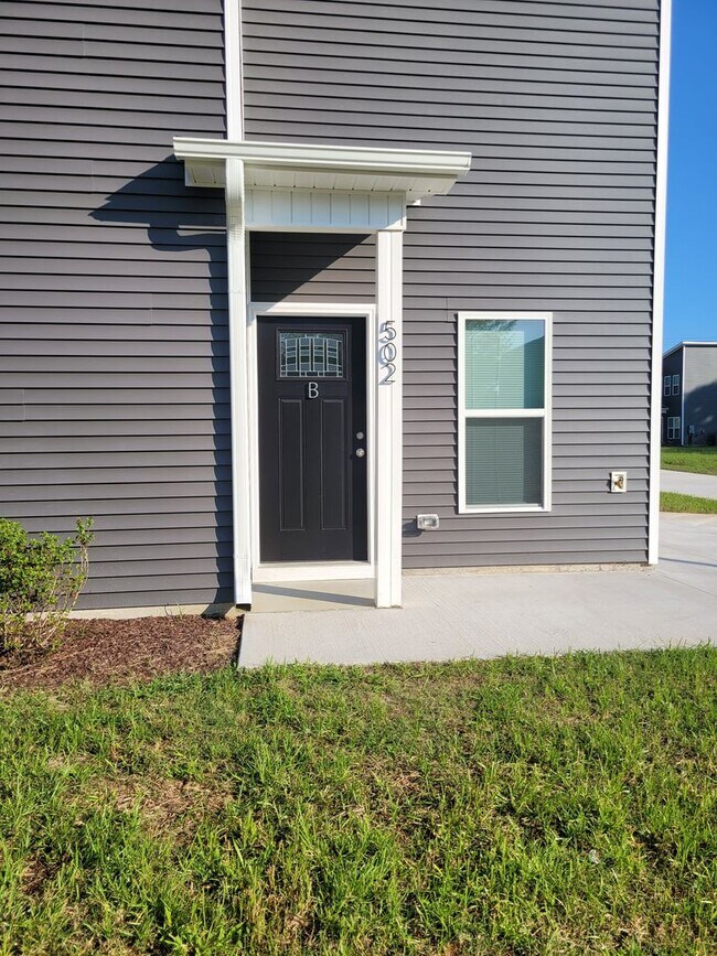Building Photo - 2 Bedroom, 2.5 Bath Modern Duplex - Walkin...