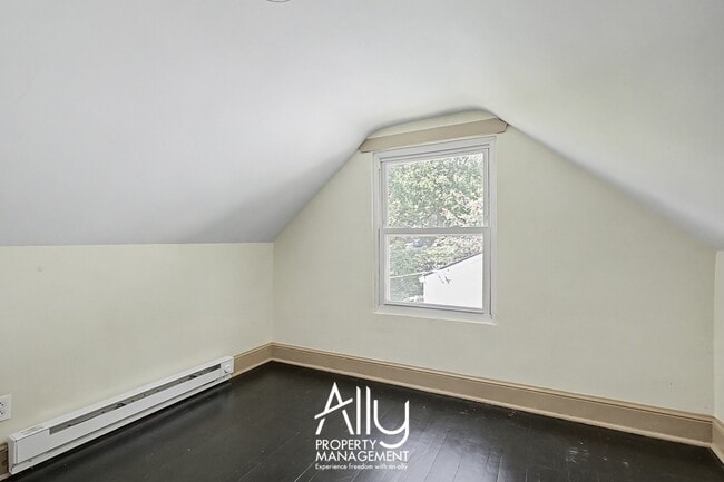 Building Photo - 2550 Woodland Dr