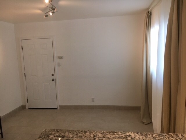 Building Photo - 913 N Fairfax Ave