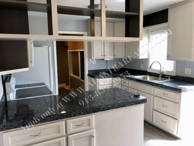 Building Photo - Cute 4 Bed 1.5 Bath Home in Olathe-Availab...