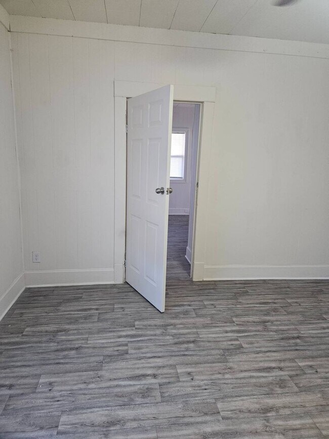 Building Photo - WOW! Look at this property ! You cant beat this price!