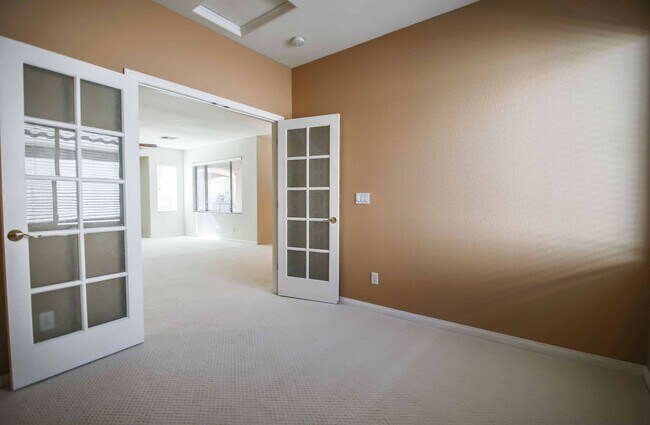 Building Photo - 3 BEDROOM SPACIOUS HOME IN SUMMERLIN!