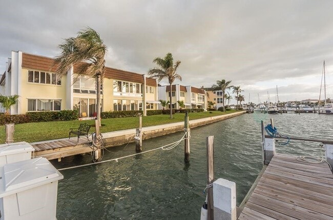 Building Photo - 1315 Bayshore Dr