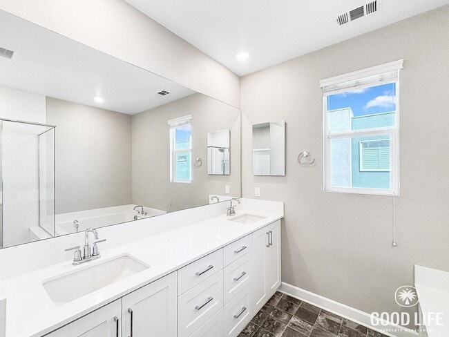 Building Photo - Beautiful 4BD/4BA Townhouse in Otay Ranch ...