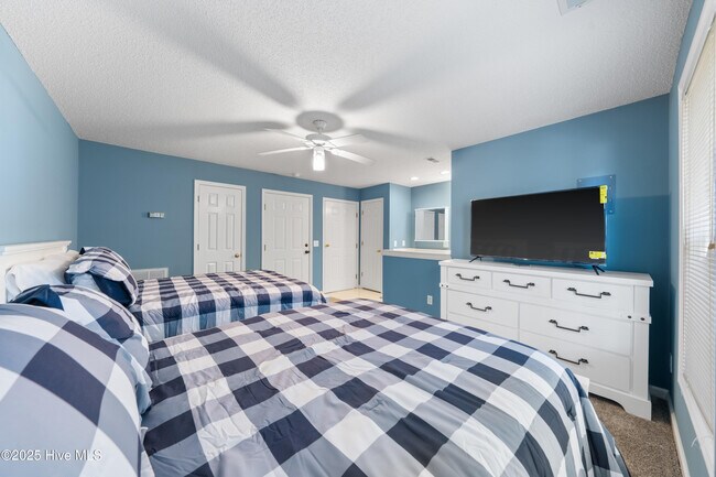 Building Photo - 3350 Club Villas Dr
