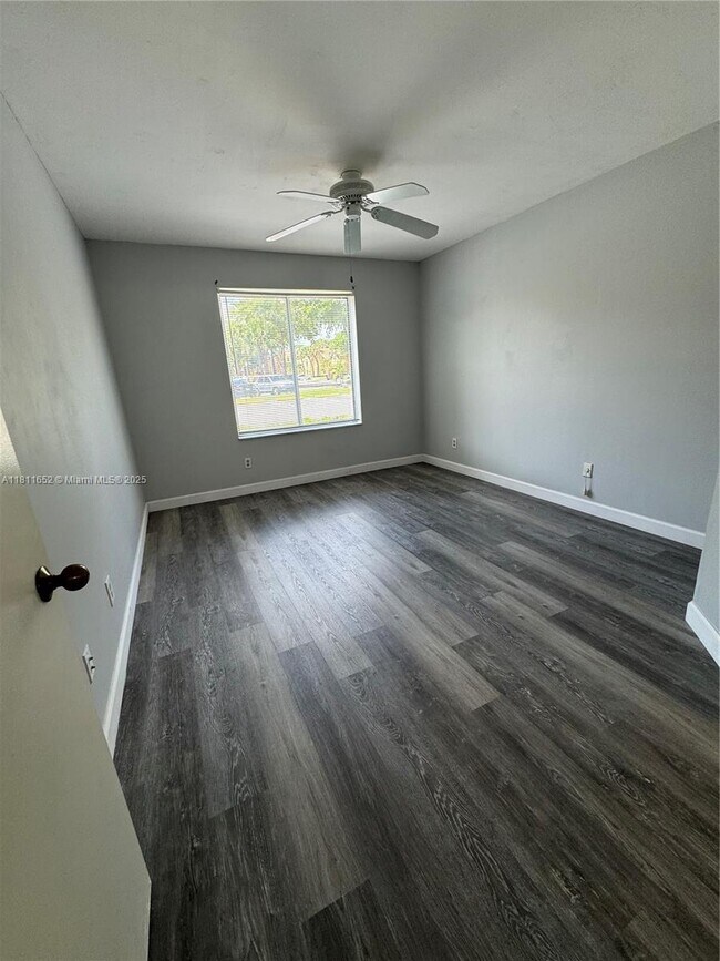 Building Photo - 905 Coral Club Dr