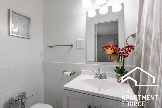 Building Photo - 1140 N La Salle Dr