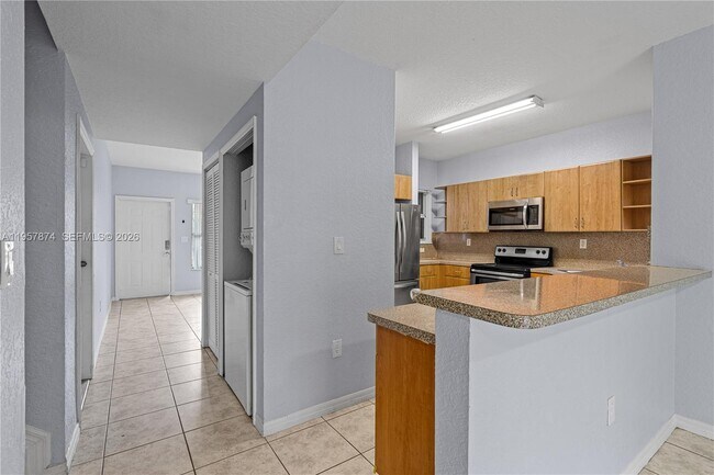 Building Photo - 865 SW 6th Ct