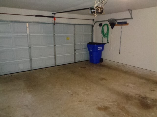 Building Photo - 12079 La Salle Oaks