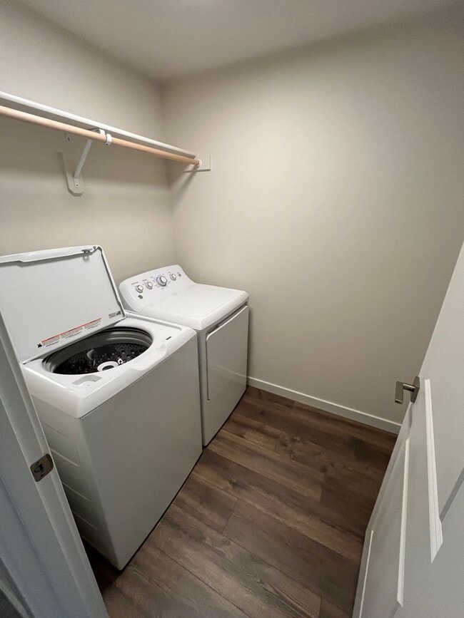 Building Photo - Newer Townhome in Midtown Bend with Deposit Special