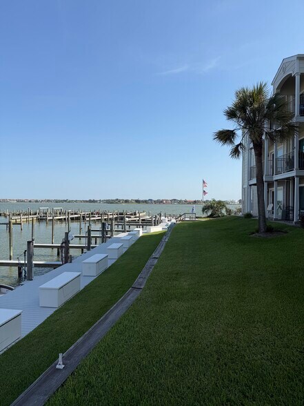 Building Photo - 104 Yacht Club Ln