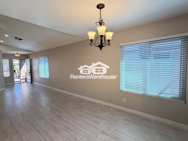 Building Photo - 2023 E Paradise Ln