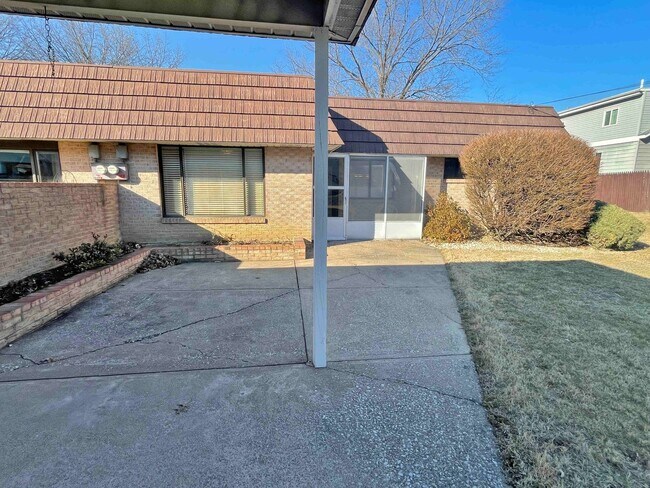 Building Photo - Three bedroom, two full bathrooms house in Enola