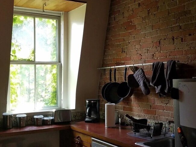 Building Photo - 102 Ellery St