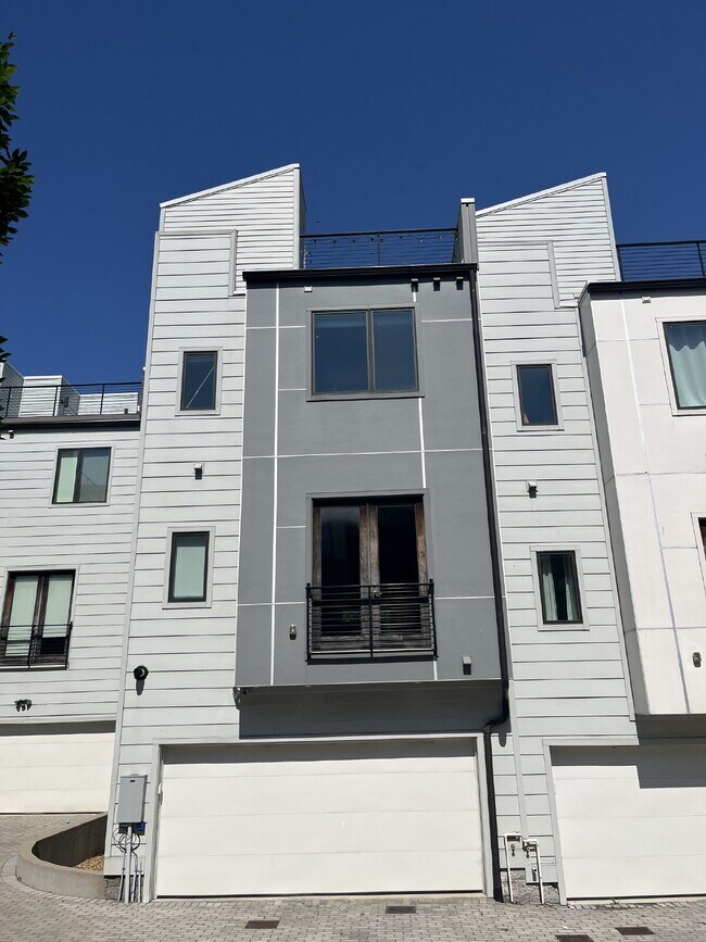 Building Photo - "Spacious Urban Living: 3-Bedroom Townhouse with 3.5 Baths in Nashville's Vibrant Core!" STUNNING...