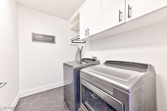 Building Photo - 1041 Chestnut Chase St