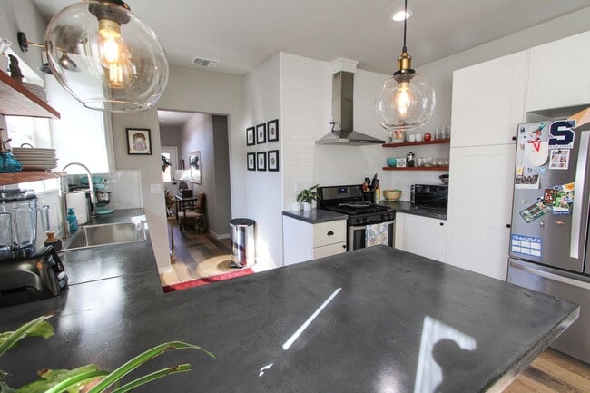 Building Photo - RENOVATED 3-BEDROOM HOME IN BEACON HILL